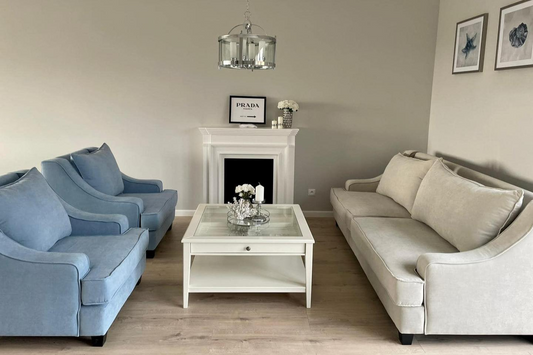 niebieskie fotele oraz beżowa sofa hampton we wnętrzu