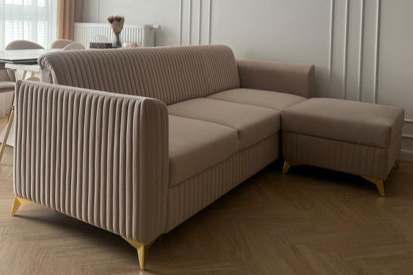 beżowa sofa Line w welurowej tkaninie przeszyty ozdobnymi pasami w zestawie z pufą we wnętrzu